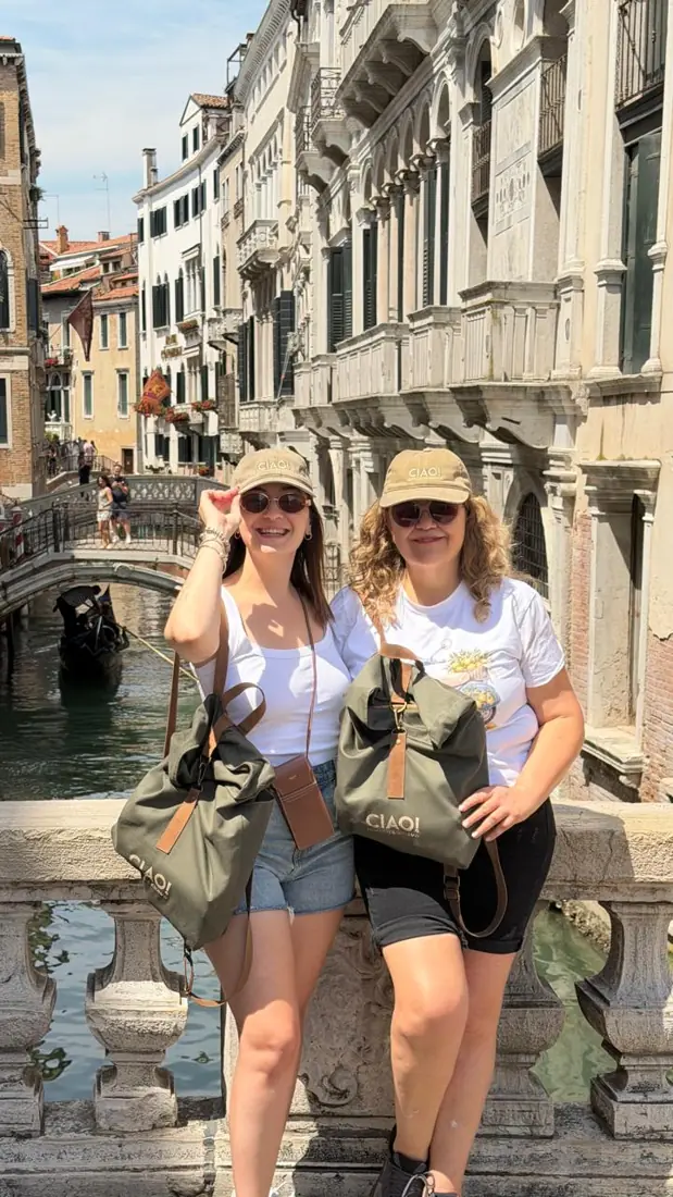 Coordinadoras de CIAO sobre un puente de Venecia